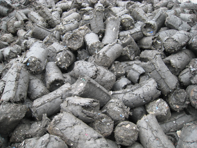 廃プラスチック、鉄粉、研磨粉で生成したIPBは製鉄所で利用されています
