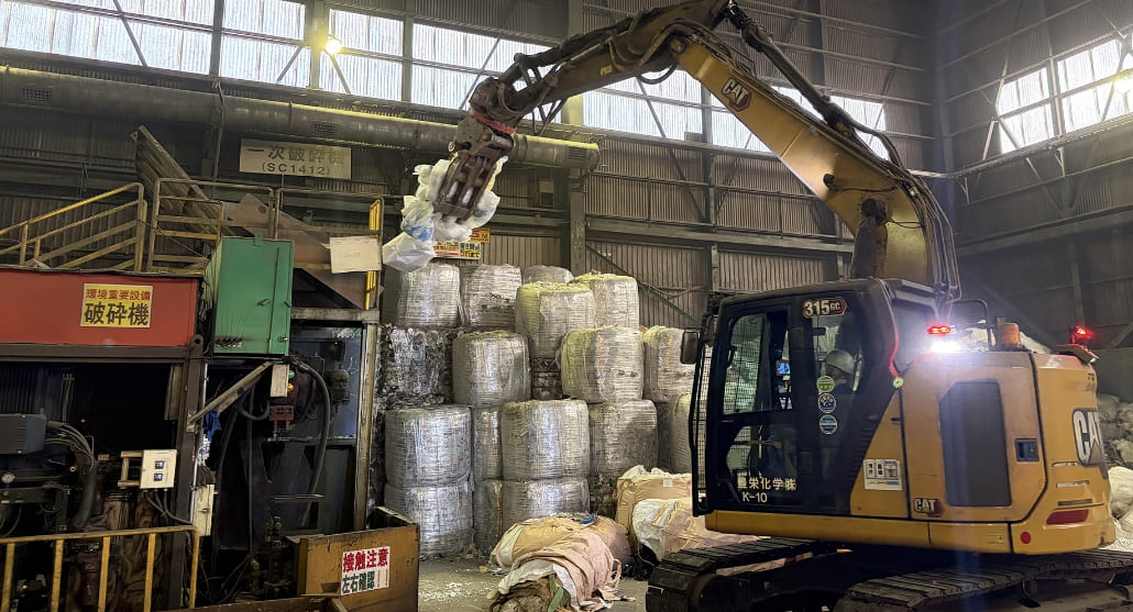 廃プラスチック類投入重機